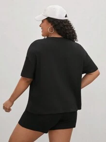 SHEIN EZwear مجموعة نسائية بمقاس زائد تتكون من تي شيرت بأكمام قصيرة وشورت واسع فضفاض للصيف، مزينة بطبعة الحروف وبالأحجار اللامعة