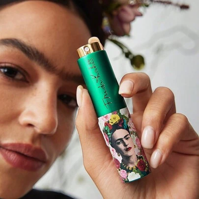 Frida Kahlo X SHEIN Grüne Figur Grafik nachfüllbare Reise Sprühflasche (8 ml), Geschenke, Sommeroutfits, Frühlingsoutfits, Strand, Urlaub, Blume