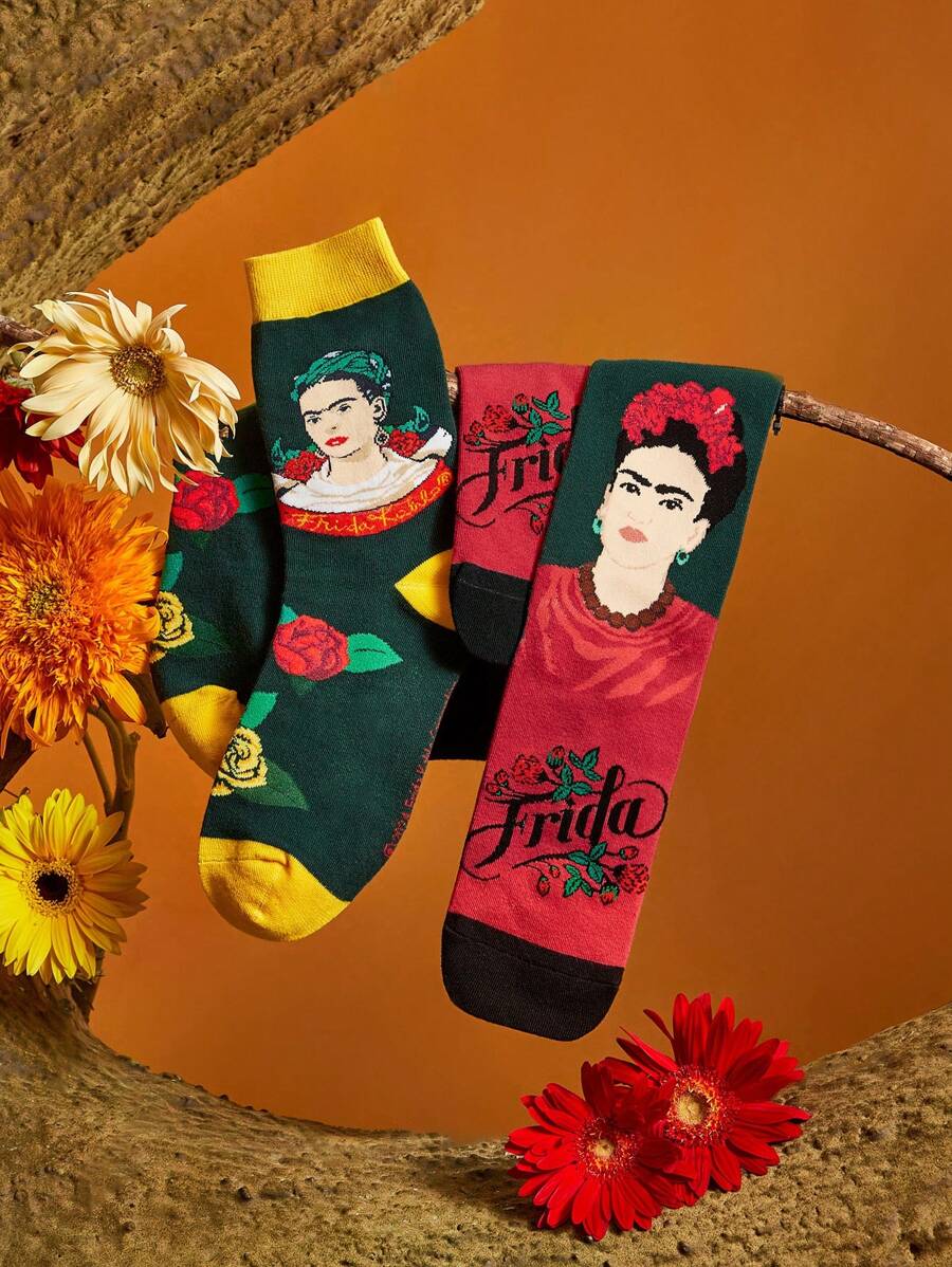 Frida Kahlo X SHEIN 两双中筒袜，撞色设计，印有图案和字母，适合作为礼物、夏季服装、春季服装、海滩度假或花卉主题服饰。