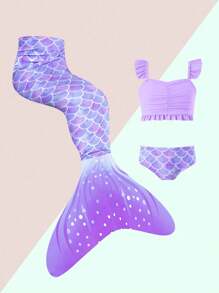 年轻女孩比基尼套装，带鱼鳞印花、荷叶边上衣和美人鱼尾巴设计下装，春夏季海滩