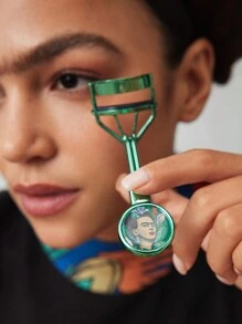 Frida Kahlo X SHEIN 1 pieza Rizador de pestañas con estampado floral de dibujos animados - Verde - Ver 7