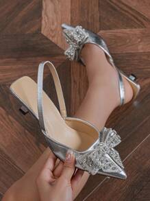 Scarpe con tacco alto a punta con decorazioni a fiocco e strass, punta chiusa e cinturino alla caviglia, comode per feste, serate, matrimoni, primavera ed estate, in pelle sintetica argento, ideali per abiti da sera, eleganti, tacco a gattino, da festa - Argento - Visualizzare 1