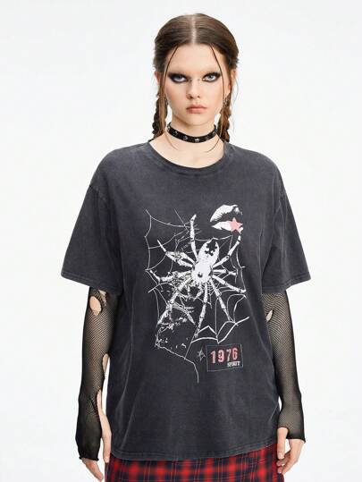 Grunge Punk Locker sitzendes Spinne bedrucktes T-Shirt für Damen, aus gewaschenem und verknittertem Material