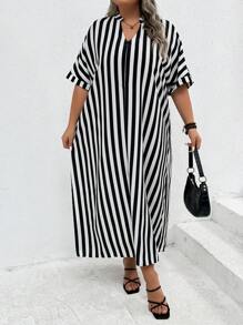 SHEIN CURVE+ Vestido largo de verano con rayas, cuello con muesca y manga murciélago, tejido de punto sin elasticidad - Blanco y Negro - Ver 1