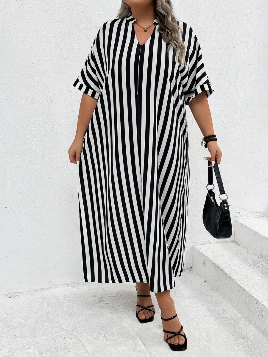 SHEIN CURVE+ Vestido largo de verano con rayas, cuello con muesca y manga murciélago, tejido de punto sin elasticidad - Blanco y Negro - Ver 1