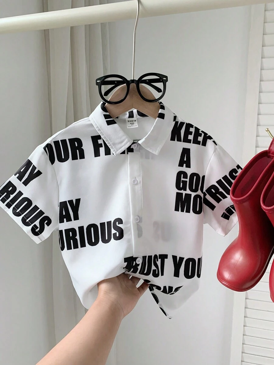 SHEIN 1件年輕男孩休閒鬆身短袖衬衫，全印字母印花設計，開領領口 - 黑與白 - 查看 1