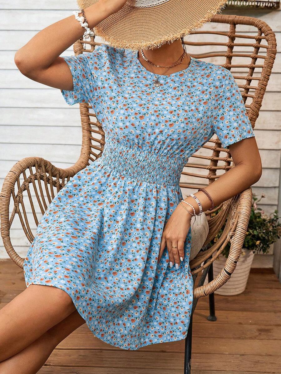 SHEIN VCAY Robe d'été à manches courtes tissée à fleurs bleues pour femmes avec col rond et taille cintrée, parfaite pour robes d'été décontractées de vacances - Bleu azur - Voir 1