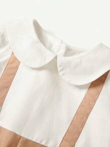 男婴休闲撞色短袖连体衣，带彼得潘领和短裤