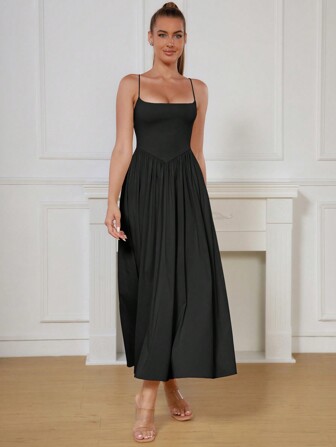 Vestido midi negro con escote en pico, espalda cruzada, drapeado y falda plisada