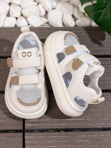 Un paio di sandali sportivi alla moda per ragazzi e ragazze, comodi, traspiranti, antiscivolo, adatti per la primavera e l\"autunno, attività all\"aperto e al chiuso, adatti per bambini piccoli e infanti durante tutto l\"anno e come scarpe casual per gli studenti universitari