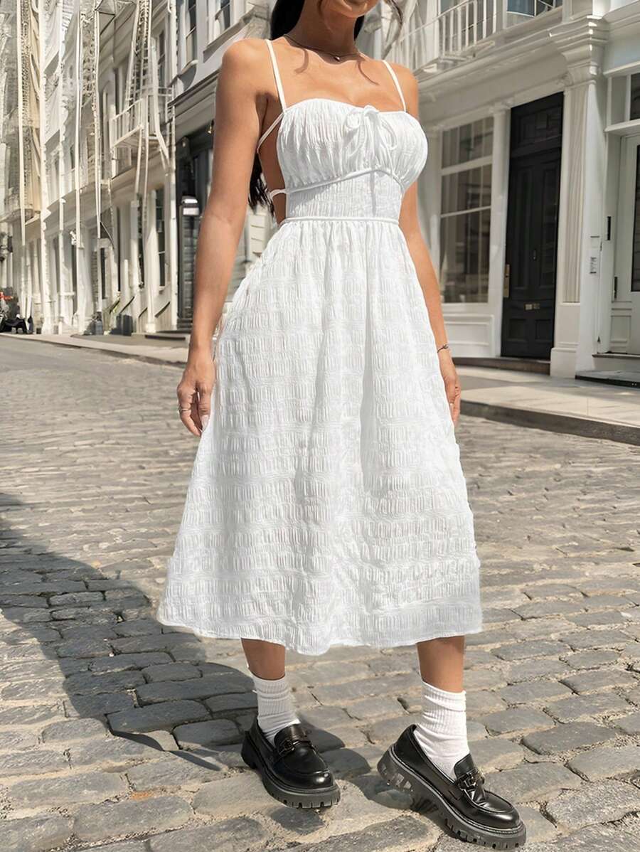 SHEIN EZwear Vestido blanco de tejido de punto para mujer con tirantes espaguetis, espalda descubierta y lazada, ideal para vacaciones - Blanco - Ver 1