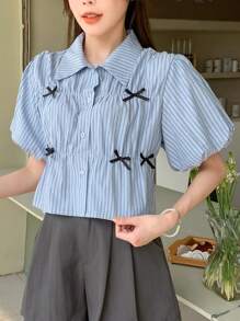 DAZY 条纹纽扣衬衫，带褶边泡泡袖和领结，适合女士夏季 - 藍色 - 查看 4