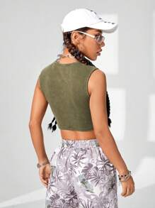 SHEIN EZwear Camiseta de tirantes con placa metálica de logo de letras brillantes, elegante y ajustada para llevar en outfits de primavera y verano - Verde militar - Ver 2