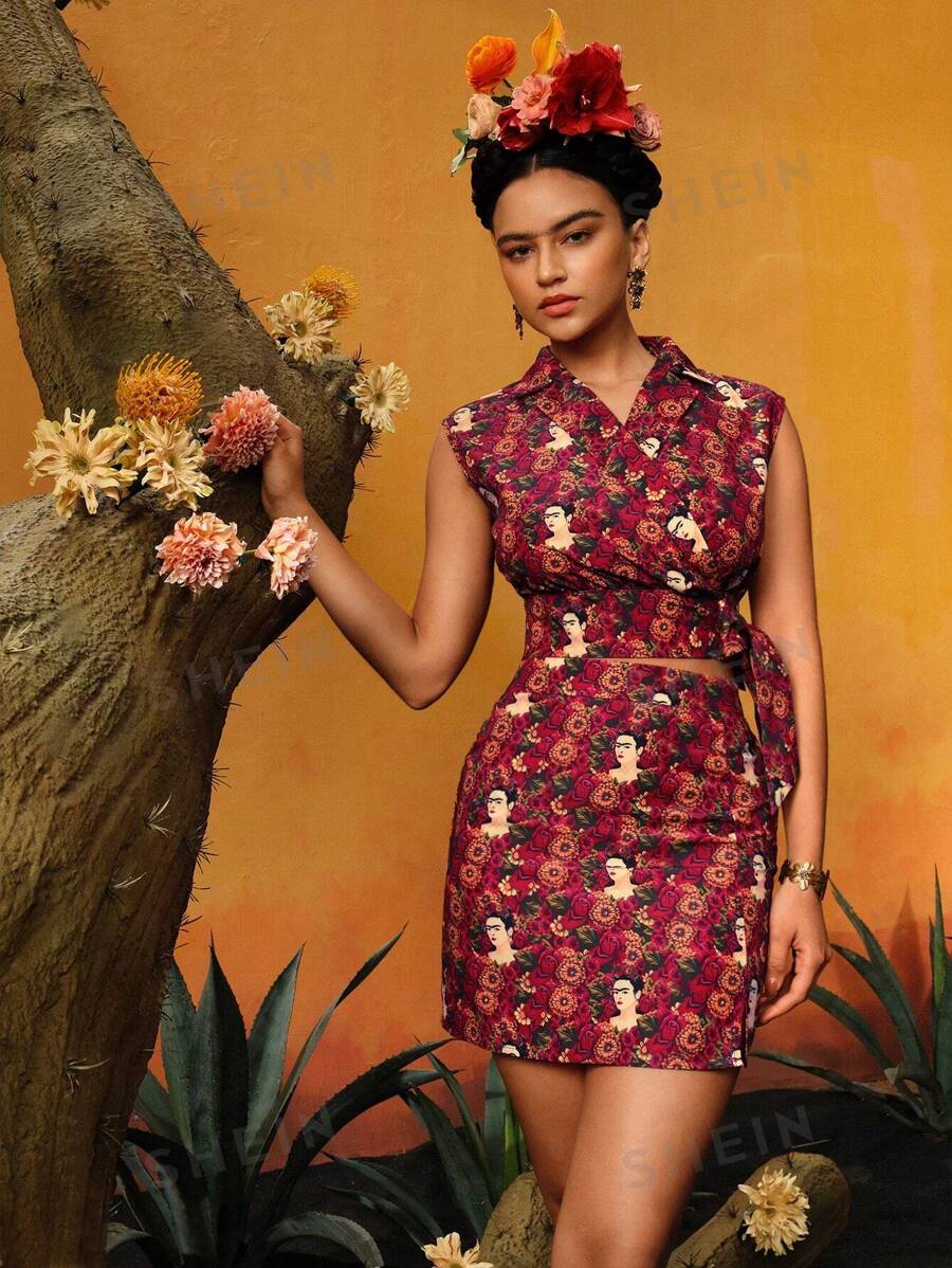 Frida Kahlo X SHEIN Conjunto de falda y top corto de verano para mujer con cuello de solapa, estampado floral y de retrato, nudo lateral y escote en V