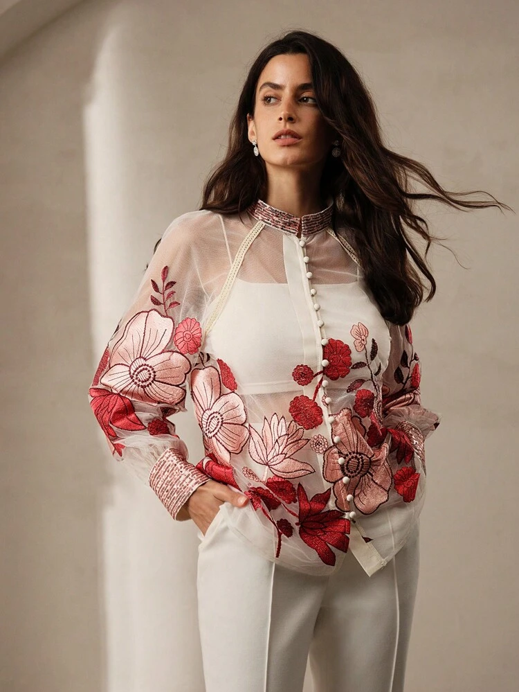 Chemisier pour femme à manches longues et col montant en tulle transparent exquis avec broderie de fleurs et décoré de perles