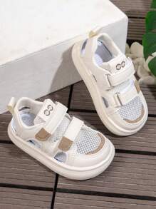 Un paio di sandali sportivi alla moda per ragazzi e ragazze, comodi, traspiranti, antiscivolo, adatti per la primavera e l\"autunno, attività all\"aperto e al chiuso, adatti per bambini piccoli e infanti durante tutto l\"anno e come scarpe casual per gli studenti universitari