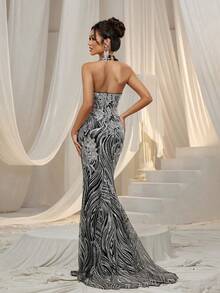 Faeriesty 永恒经典的露背无袖美人鱼晚礼服，饰以精致艺术刺绣——勾勒出曼妙的美人鱼轮廓，搭配曳地长裙摆和奢华装饰，是红毯、盛大晚宴、婚礼和奢华派对的完美之选，也适合婚宴、化装舞会、神秘花园派对、正式晚宴、黑领结活动、毕业典礼和生日等场合。优雅的春夏装扮，尽显女性魅力。 - 銀色 - 查看 2