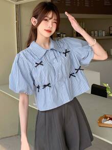 DAZY 条纹纽扣衬衫，带褶边泡泡袖和领结，适合女士夏季 - 藍色 - 查看 1