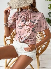 Camisa de manga corta y cuello elevado con estampado floral plisado para vacaciones y ocio