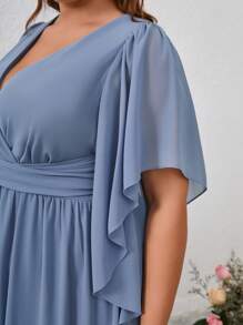 SHEIN Belle Vestido de dama de honor de talla grande con cuello en V profundo, acolchado en el pecho, mangas con volantes y cintura con cruce en gris azulado - Neblina azul - Ver 6