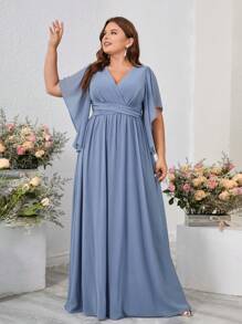 SHEIN Belle Vestido de dama de honor de talla grande con cuello en V profundo, acolchado en el pecho, mangas con volantes y cintura con cruce en gris azulado - Neblina azul - Ver 2