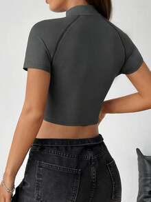 SHEIN EZwear Áo thun dệt kim màu xám Slim Fit nữ cổ đứng tay ngắn cắt ngắn phong cách xe máy với thiết kế tay áo Raglan - Xám - Xem 2