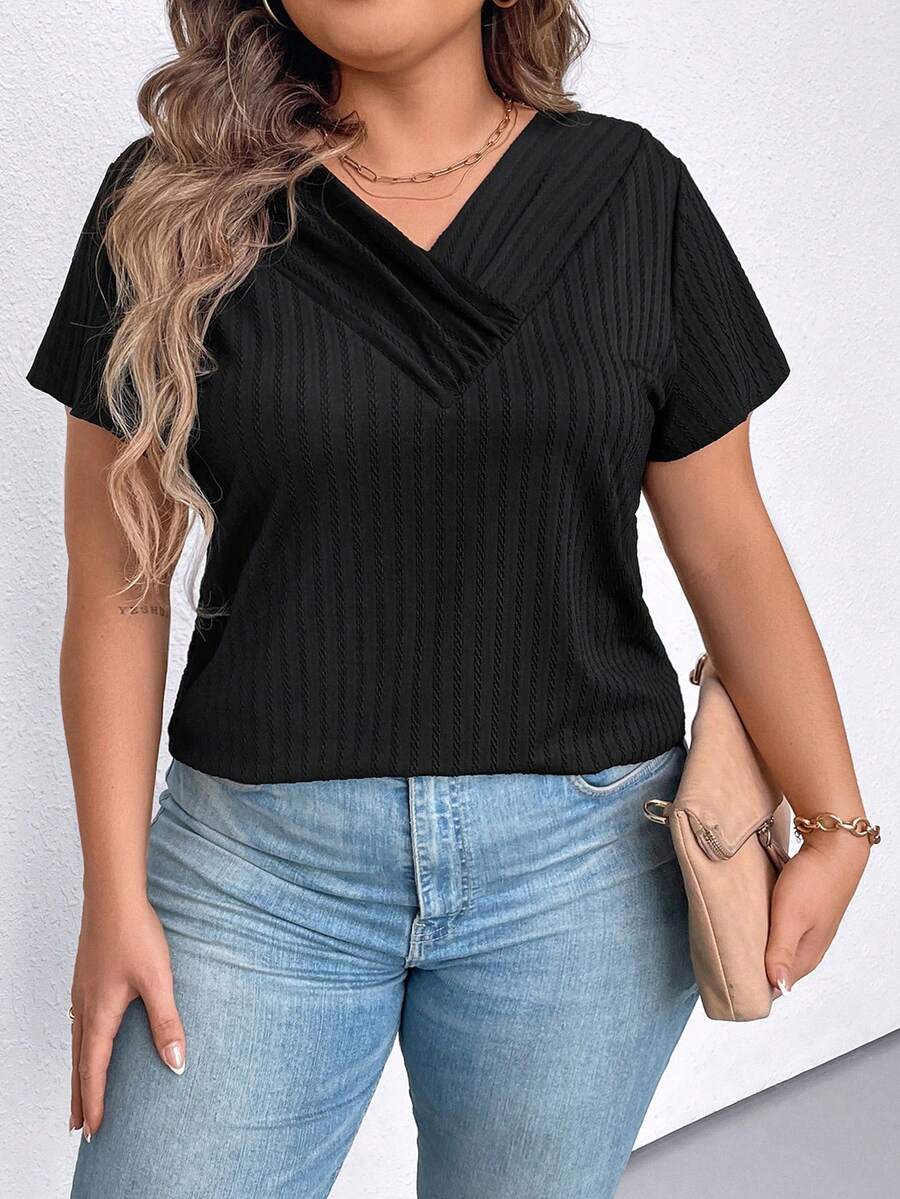 SHEIN LUNE 夏季大尺碼實色V領短袖休閒鬆緊針織T卹 - 黑色 - 查看 1