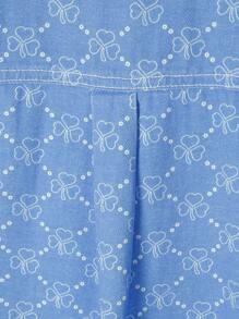 青少年男孩街頭酷炫四葉草花卉印花扣前牛仔襯衫，假日風格