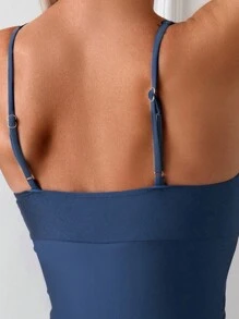 Swim Basics Traje de baño de verano de un solo hombro en unicolor con recorte y ribete de volantes - Azul Marino - Ver 3