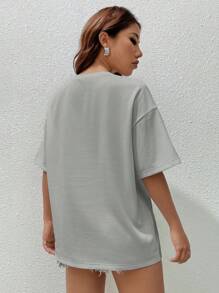SHEIN EZwear Camiseta de hombros caídos con parche de letra - Gris Claro - Ver 2