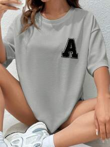 SHEIN EZwear Camiseta de hombros caídos con parche de letra - Gris Claro - Ver 3