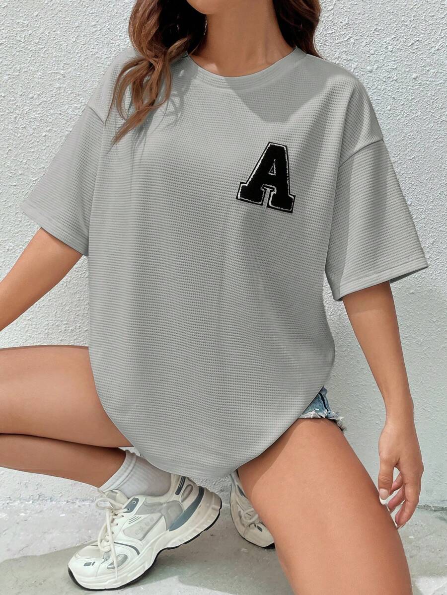 SHEIN EZwear Camiseta de hombros caídos con parche de letra - Gris Claro - Ver 1