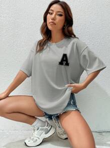 SHEIN EZwear Camiseta de hombros caídos con parche de letra - Gris Claro - Ver 6