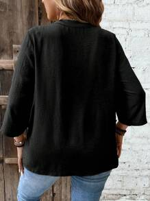 Linhara CURVE Camisa casual de vacaciones con cuello en V, manga corta, botones y diseño de encaje disolvible en agua, en talla grande - Negro - Ver 2