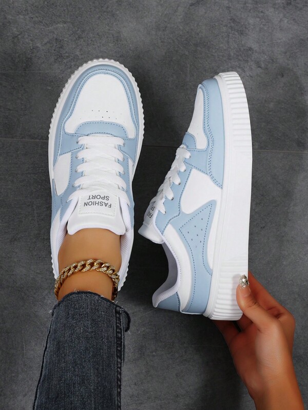 Baskets femmes avec lacets, chaussures de sport casual, idéales avec un pull, baskets blanc bleu ciel, chaussures de skate, style de rue léger, convient pour les baskets femmes avec un sweat-shirt à capuche