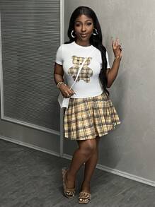 Slaydiva Conjunto informal de 2 piezas para mujer de estilo urbano Gyaru, con camiseta de cuello redondo de manga corta con estampado gráfico blanco holgada y falda mini plisada a cuadros - Blanco - Ver 4