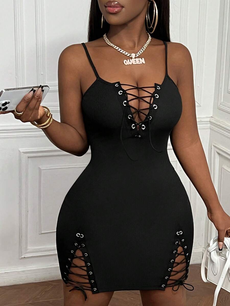 Slaydiva 街頭風格絲帶肩帶打結肋身迷你連身裙，綁定面料 - 黑色 - 查看 1