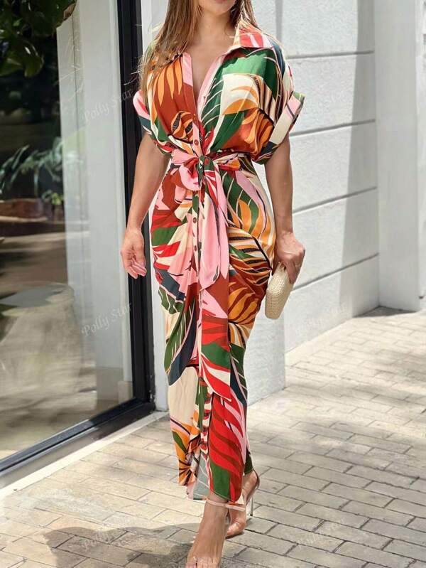 Vestido de manga corta con estampado tropical y botones de un solo pecho