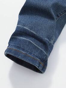 青少年男孩休閒街頭酷炫暗色破洞拼布刺繡細節可調腰牛仔褲 - 深色水洗藍 - 查看 3