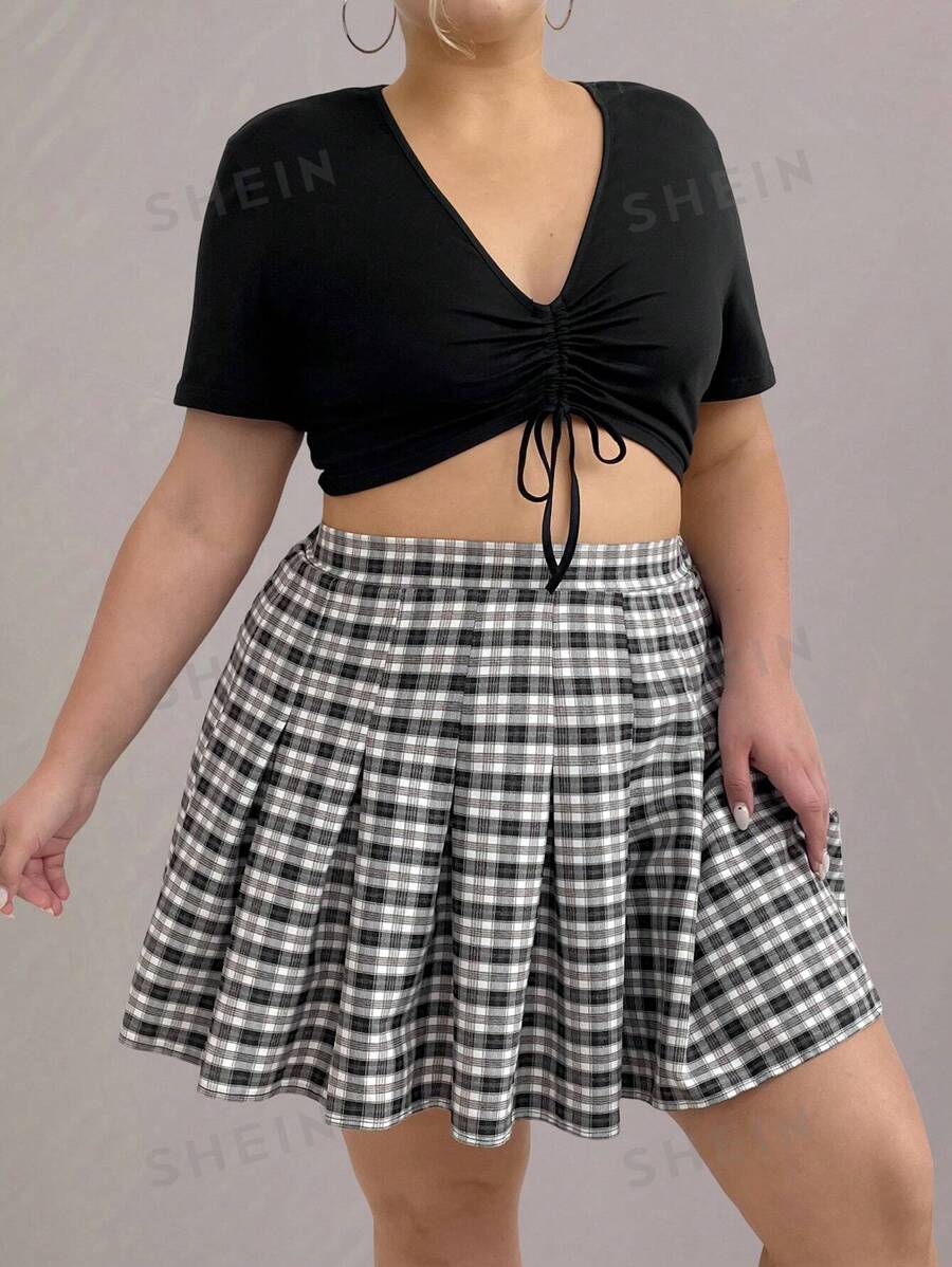 SHEIN LUNE Conjunto de verano para tallas grandes con camiseta corta sólida con cordón y falda plisada de cuadros en juego de 2 piezas