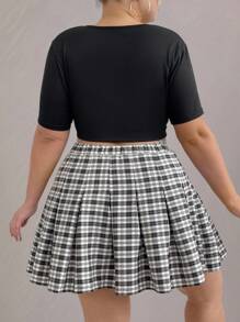 SHEIN LUNE Conjunto de verano para tallas grandes con camiseta corta sólida con cordón y falda plisada de cuadros en juego de 2 piezas