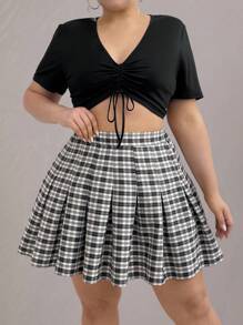 SHEIN LUNE Conjunto de verano para tallas grandes con camiseta corta sólida con cordón y falda plisada de cuadros en juego de 2 piezas