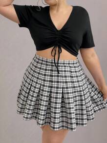 SHEIN LUNE Conjunto de verano para tallas grandes con camiseta corta sólida con cordón y falda plisada de cuadros en juego de 2 piezas