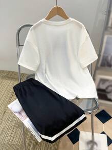 SHEIN Bộ áo thun ngắn tay và quần đùi Tween Boy dáng rộng giản dị họa tiết gấu - Đen và trắng - Xem 2