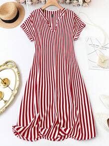 SHEIN LUNE 大码女式条纹印花短袖V领连衣裙，夏季爱心印花露肩休闲百搭短袖连衣裙，爱心连衣裙，纽扣连衣裙，夏季度假装扮，波点连衣裙，黑色连衣裙，休闲女装，情人节连衣裙 - 酒紅色 - 查看 1