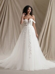 Romantic Sweetheart Sleeveless Wedding Dress With Floral Applique Details, Extremely Long