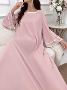 Al Najma Elegantes Damenkeid im arabischen Stil mit bescheidenem Schnitt, dekoriert mit Kunstperle am quadratischen Kragen und langen weiten Ärmeln - Pink - Übersicht 5