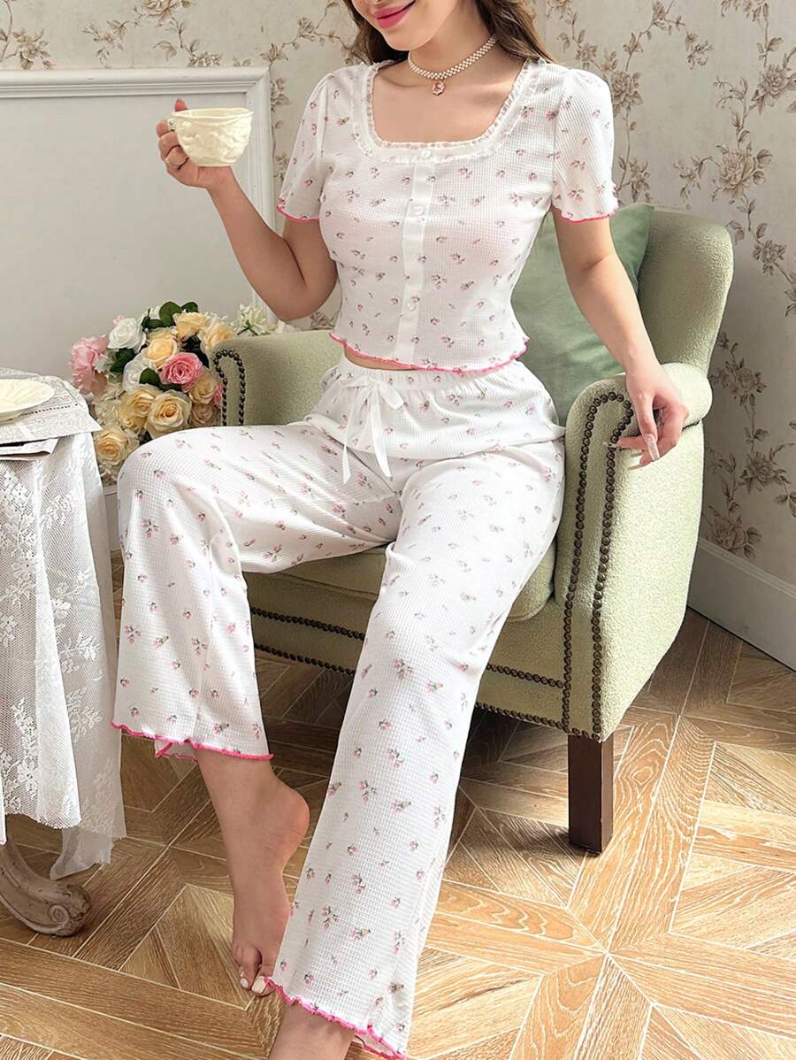 Pigiama / Set da pigiama con top a maniche corte con stampa floreale ditsy e inserti a volant e pantaloni, Set bianco