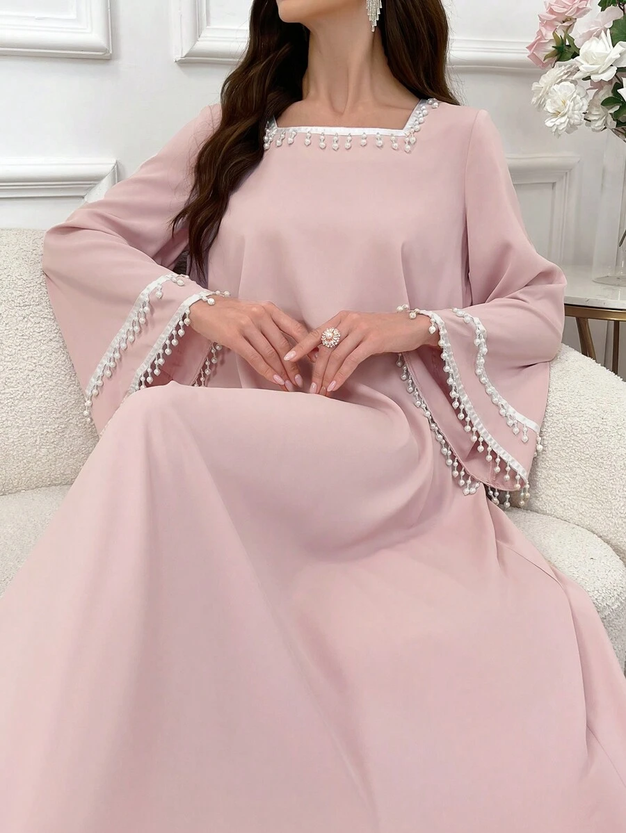 Al Najma Elegantes Damenkeid im arabischen Stil mit bescheidenem Schnitt, dekoriert mit Kunstperle am quadratischen Kragen und langen weiten Ärmeln