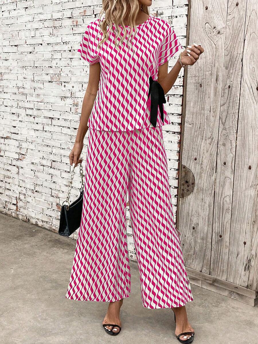 SHEIN Clasi Ensemble d'été décontracté pour femmes, haut à manches courtes à col rond et pantalon imprimé complet, ensemble 2 pièces - Multicolore - Voir 1